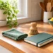Paño reutilizable, cepillo y cuaderno sobre una encimera de cocina